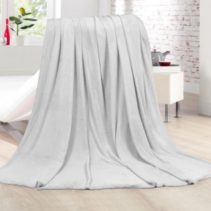 Silberne Bestlivings Kuscheldecke Cashmere Touch, 150x200 cm, auf einem Bett.