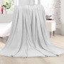 Silberne Bestlivings Kuscheldecke Cashmere Touch, 150x200 cm, auf einem Bett.