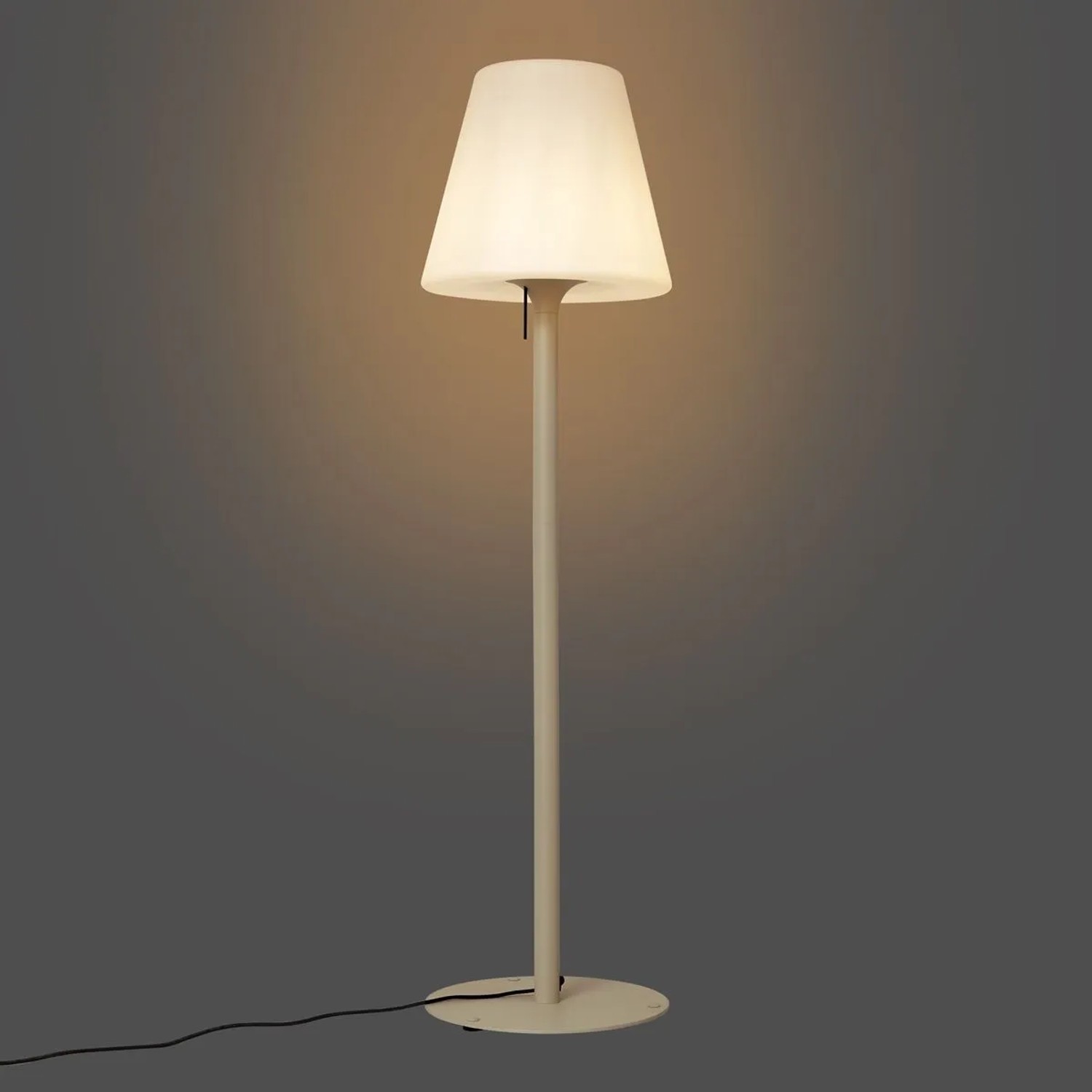 Moderne beige QAZQA Außenstehleuchte Big Virginia mit weißem Schirm und IP44 Schutz.