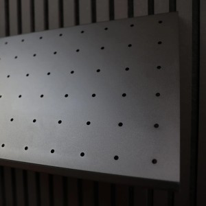 Schwarzes Denpanels Schuhregal zur Montage an Akustikpaneelen, inklusive Schrauben.