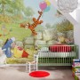 Kinderzimmer mit Komar Fototapete Winnie Pooh Ballooning (368x254 cm) an der Wand.