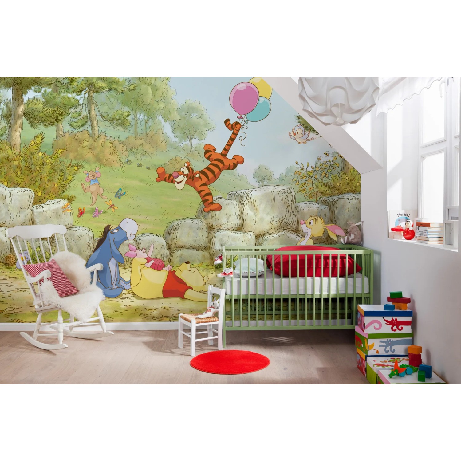 Kinderzimmer mit Komar Fototapete Winnie Pooh Ballooning (368x254 cm) an der Wand.