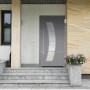 Moderne Aluminium Haustür Moderno M340 in Silbergrau Metallic mit Glasausschnitt und Edelstahlgriff.