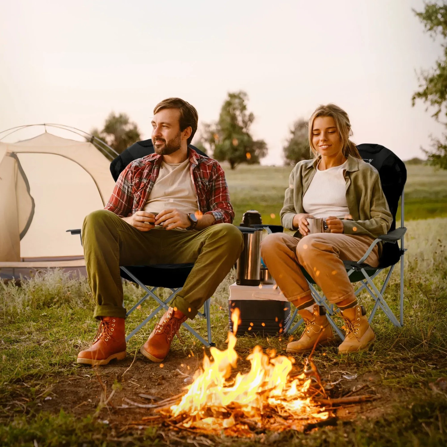 Hauki Campingstuhl 2er Set, faltbar, schwarz, bis 150kg, wetterfest, mit Paar am Lagerfeuer.