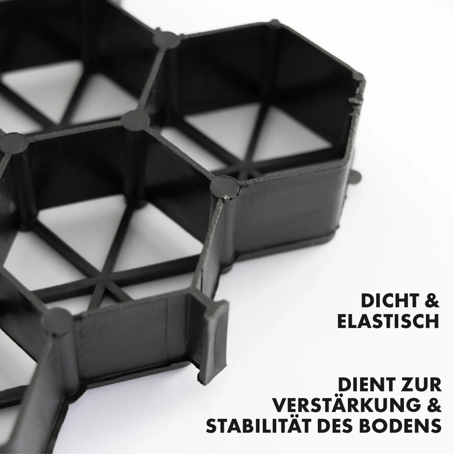 Detailaufnahme: Schwarzes KARAT Rasengitter/Paddockplatte aus Kunststoff, 50x50 cm, zur Bodenverstärkung.
