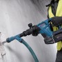 Bosch Professional Akku-Schlaghammer GSH 18V-5 im Einsatz beim Stemmen einer Wand.
