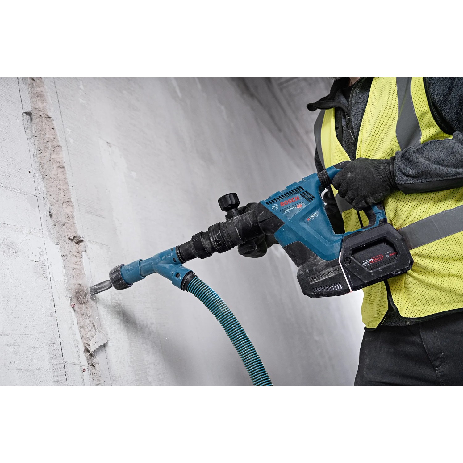 Bosch Professional Akku-Schlaghammer GSH 18V-5 im Einsatz beim Stemmen einer Wand.