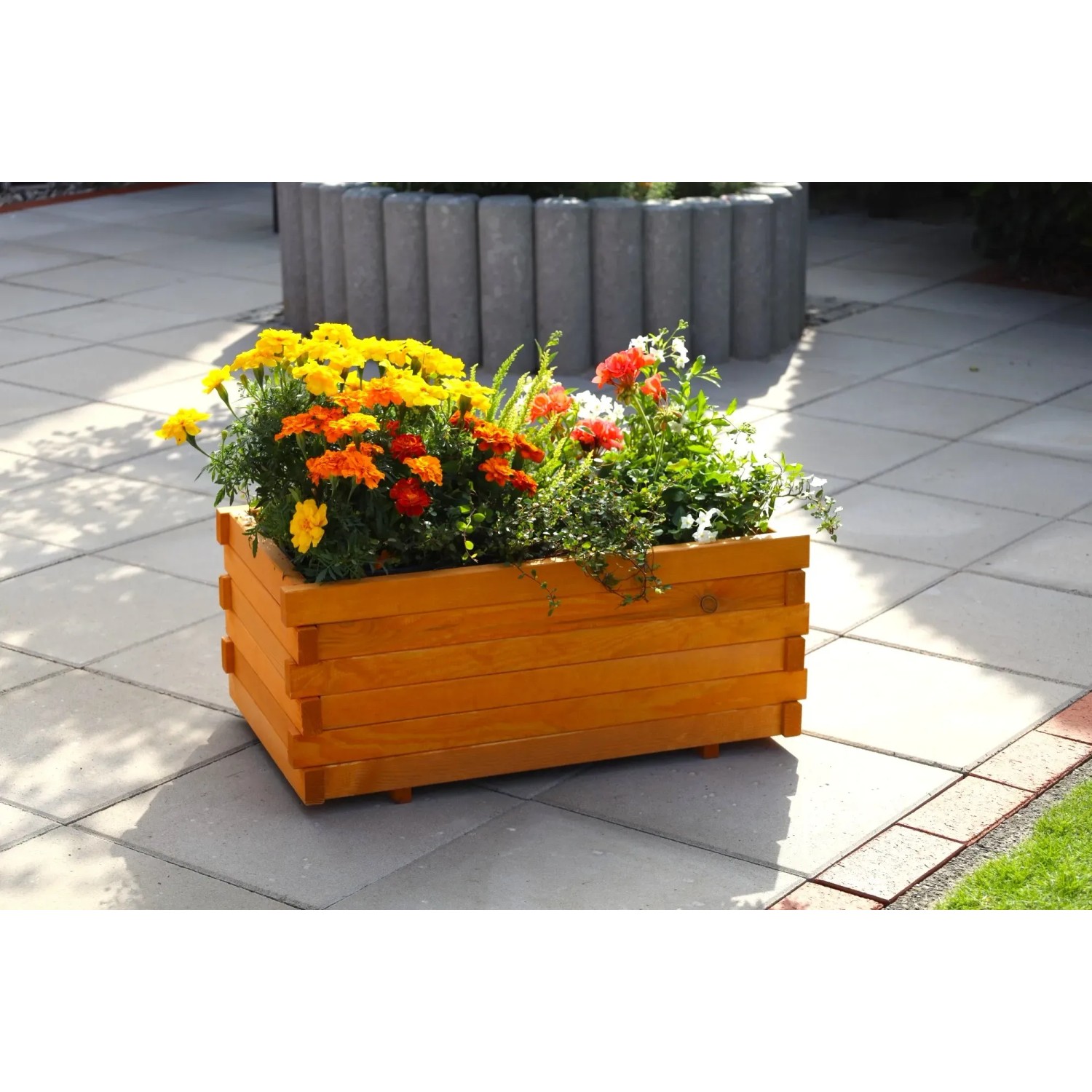 Holz Pflanzkasten Lucca, bepflanzt mit bunten Blumen, für Terrasse und Balkon.