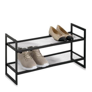 Schwarzes, stapelbares Zeller Schuhregal aus Metall mit zwei Ablagen und Schuhen.