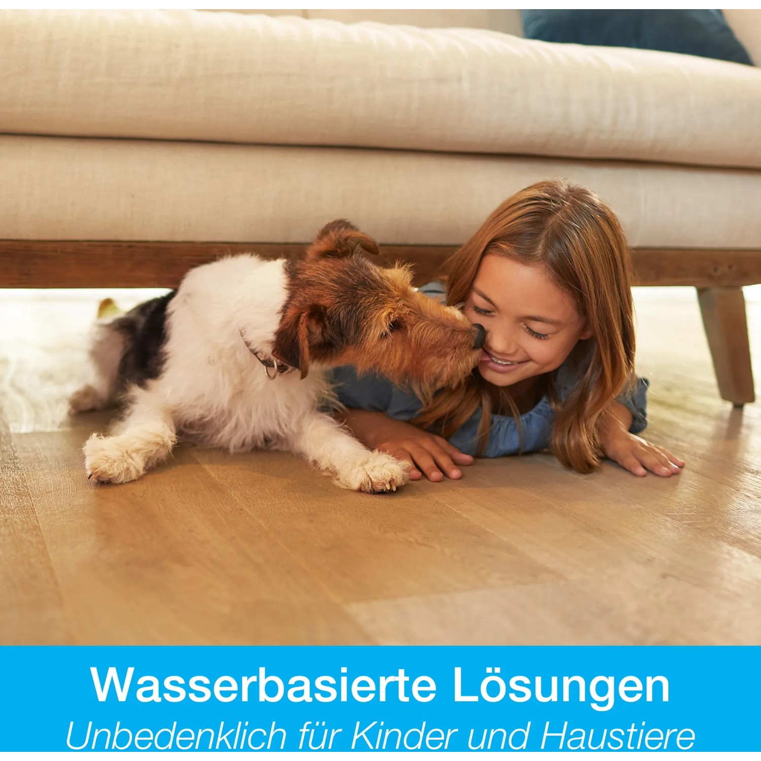 Mädchen mit Hund auf Holzboden, gereinigt mit Bona OxyPower Reiniger. Reinigungsmittel sicher für Kinder und Haustiere.