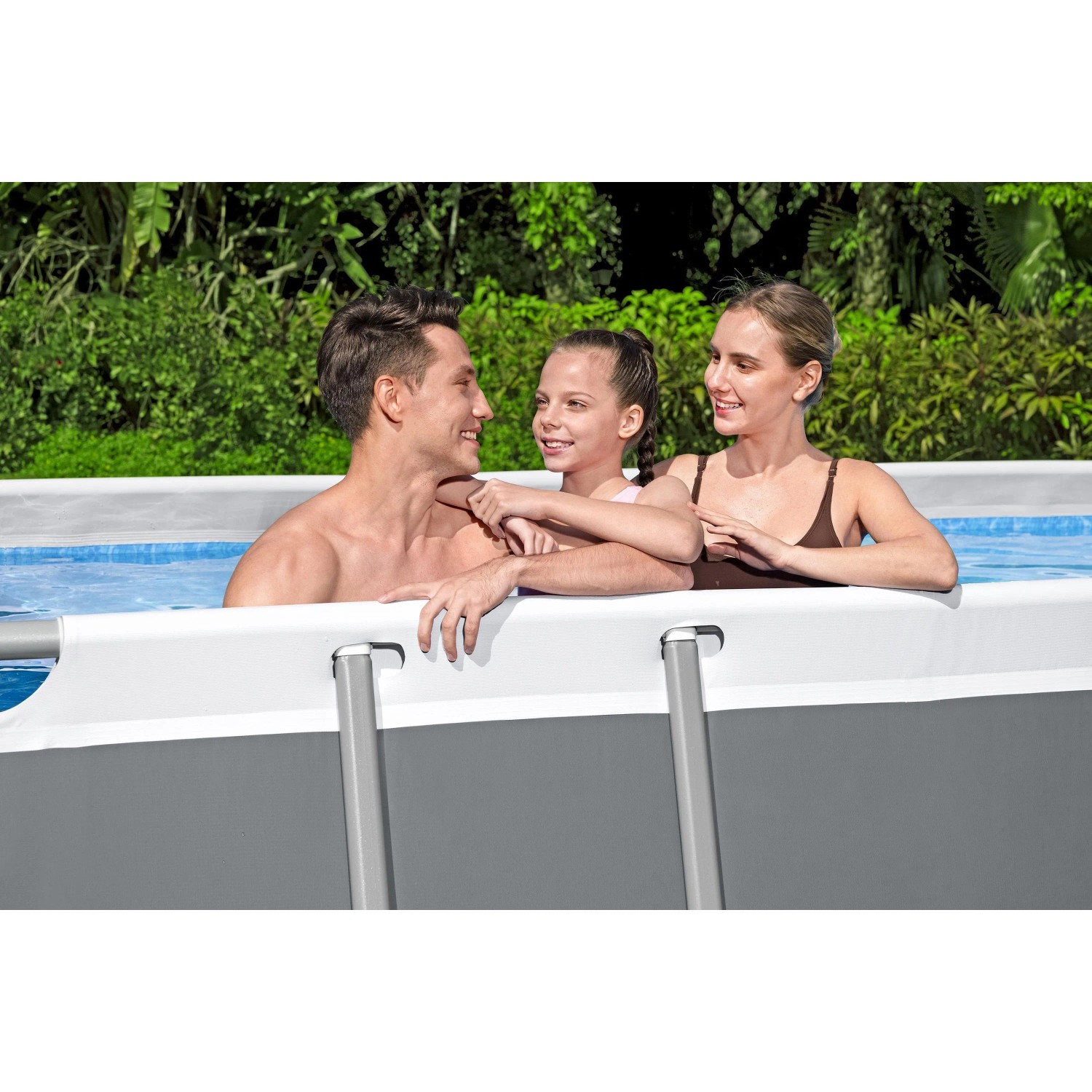 Bestway Steel Pro MAX Pool, eckiger Stahlrahmenpool mit Familie im Wasser.