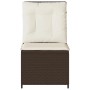 Brauner vidaXL Gartensessel aus Poly Rattan mit Liegefunktion und cremeweißen Kissen, aufrecht stehend.