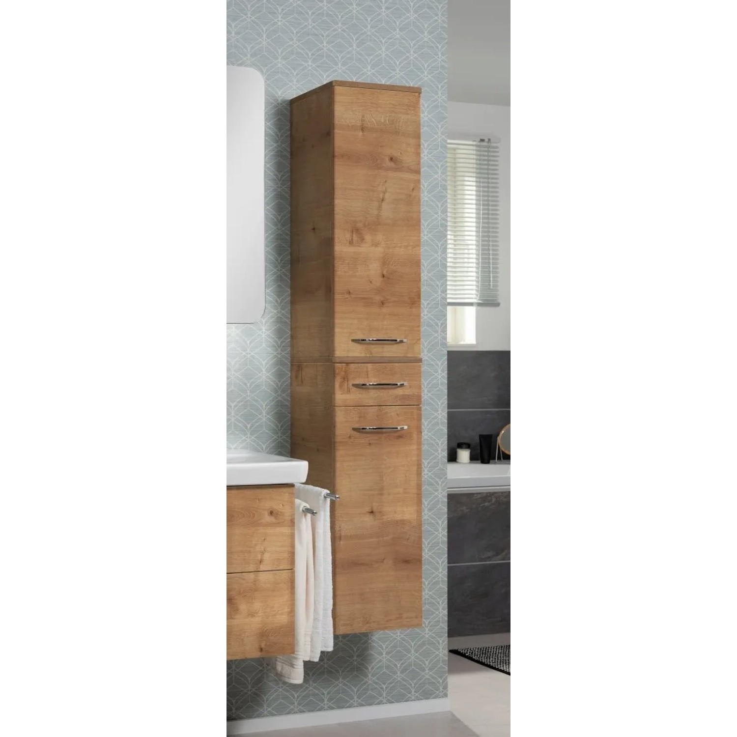 Fackelmann Bad-Hochschrank Milano in Asteiche, 166x31x32 cm, mit Schublade und chromfarbenen Griffen.