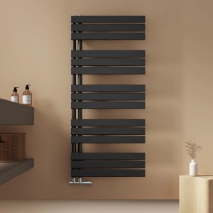 Schwarzer Emke Badheizkörper (130x60cm, 798W) als Handtuchwärmer im Badezimmer.