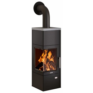 Schwarzer Justus Kaminofen Diego mit Sichtscheibe und Holzfach, Energieeffizienzklasse A.