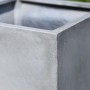 Grauer Vivanno Pflanzkübel Block in Betonoptik, 50x50x50 cm, ideal für Garten & Terrasse.