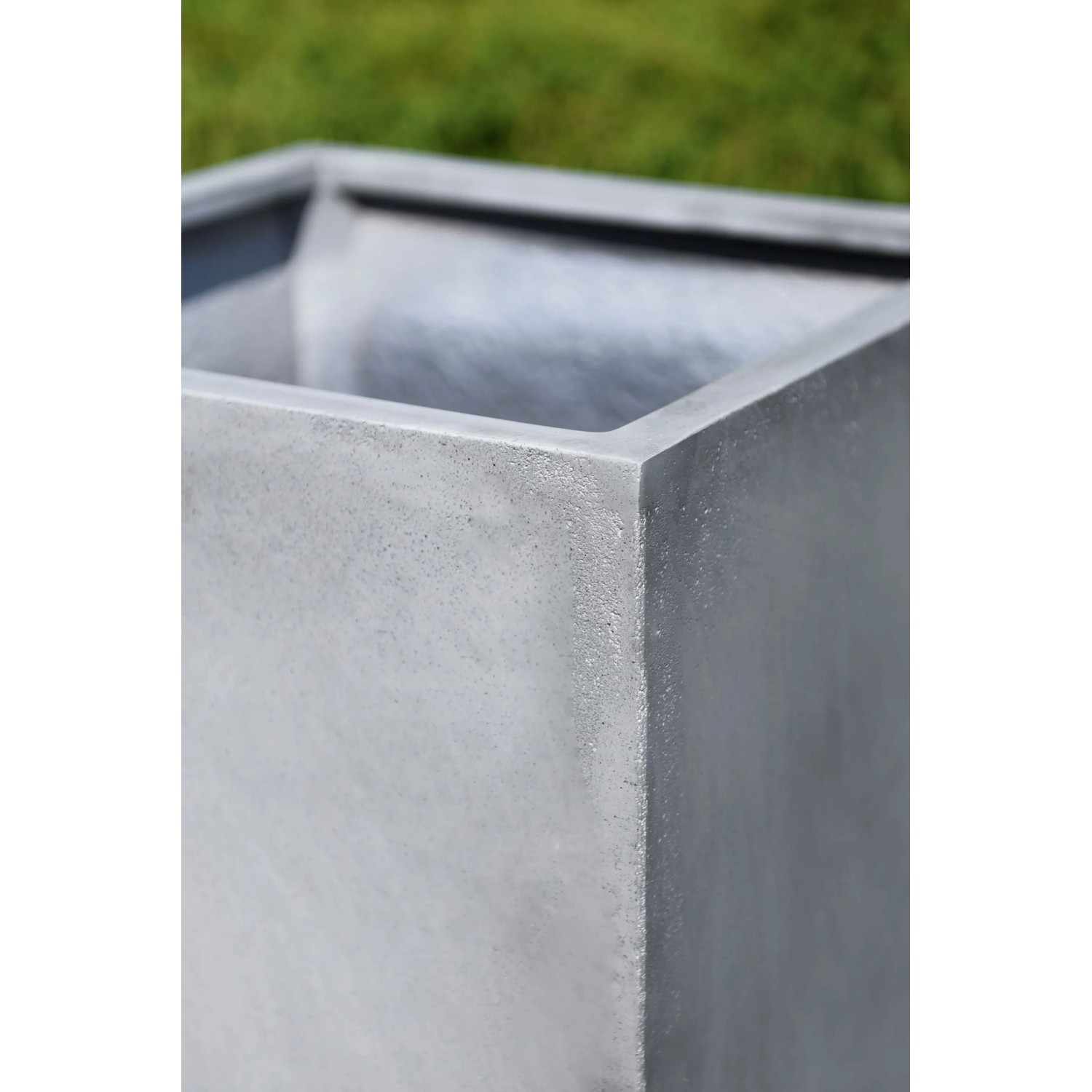 Grauer Vivanno Pflanzkübel Block in Betonoptik, 50x50x50 cm, ideal für Garten & Terrasse.