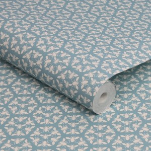 Joules Vliestapete Honeycomb Bee Haze Blue: Rolle mit blauem Hintergrund und weißem Bienenmuster.