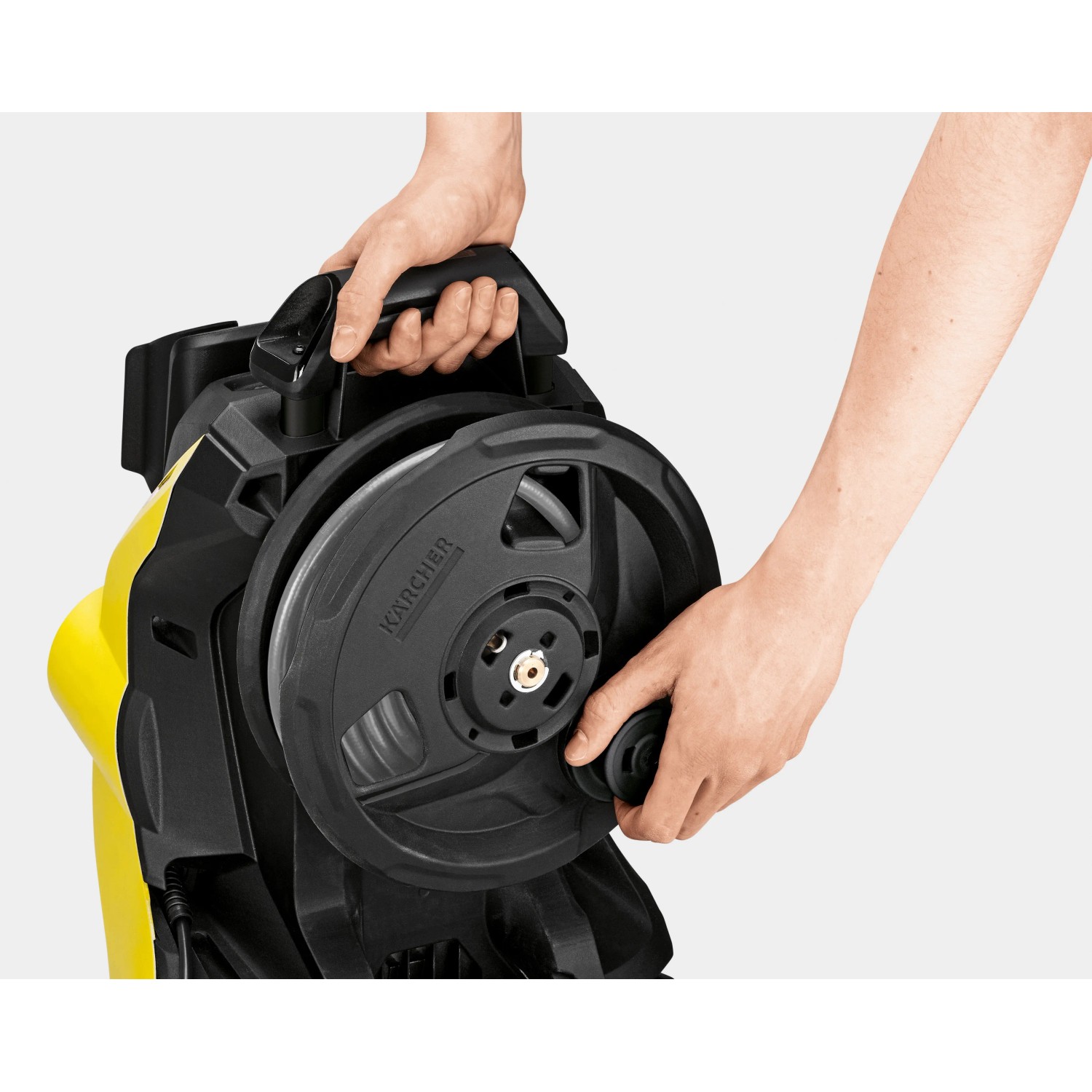 Detailaufnahme: Kärcher K 5 Premium Smart Control Hochdruckreiniger mit Schlauchtrommel in Bedienung.