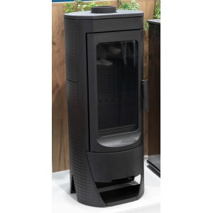 Schwarzer Plamen Gusskaminofen Modell NERA mit Sichtscheibe und 13,3 kW Leistung.