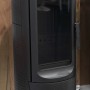 Schwarzer Plamen Gusskaminofen Modell NERA mit Sichtscheibe und 13,3 kW Leistung.