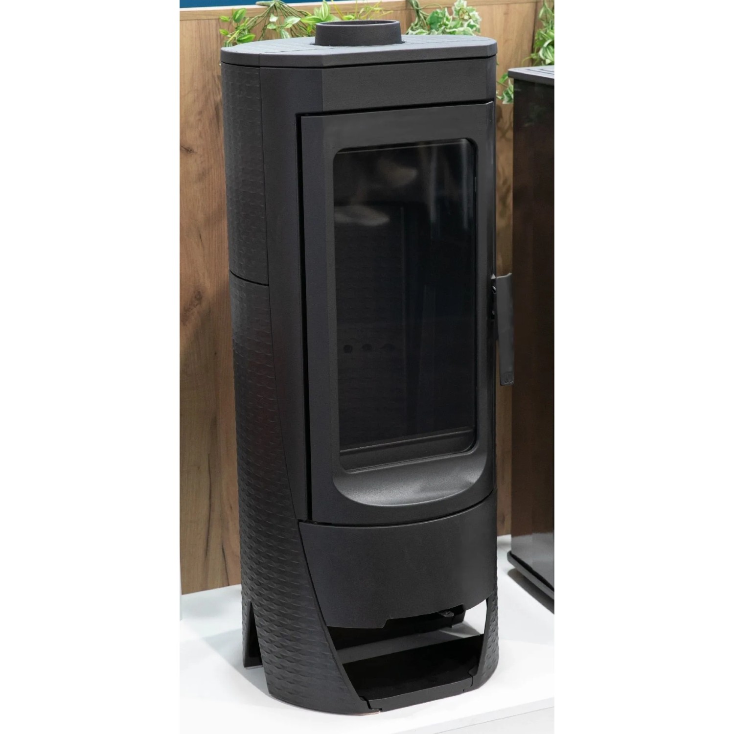 Schwarzer Plamen Gusskaminofen Modell NERA mit Sichtscheibe und 13,3 kW Leistung.