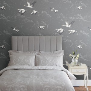 Laura Ashley Vliestapete Animalia Dark Steel mit Kranichmuster im Schlafzimmer.