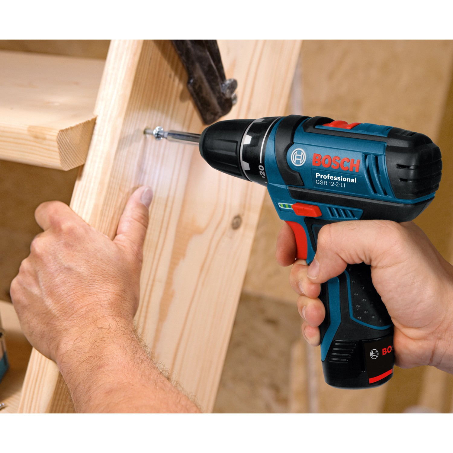 Bosch Professional GSR 12V-15 Akku-Bohrschrauber im Einsatz beim Schrauben in Holz.