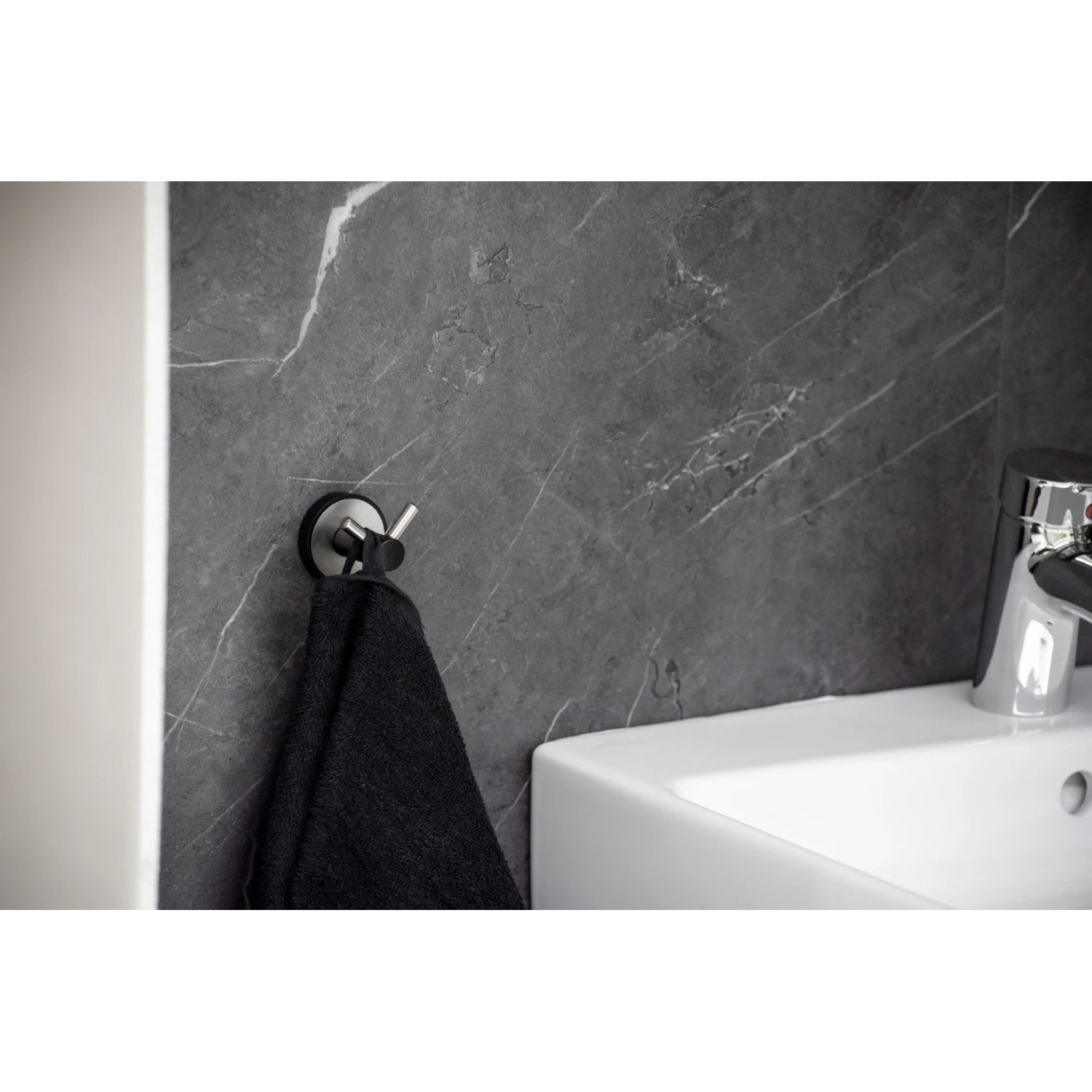 WENKO Wandhaken Duo Udine mit Handtuch, Edelstahl, UV-Loc®-Befestigung.