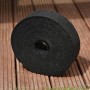 Schwarze Bauheld Terrassenpads Rolle aus Gummigranulat auf Holzterrasse. Trittschalldämmung für Außenbereich.