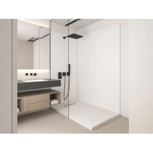 Weiße Vente-unique Itziar Wandpaneele für Dusche in modernem Badezimmer mit schwarzer Armatur. 120 cm.