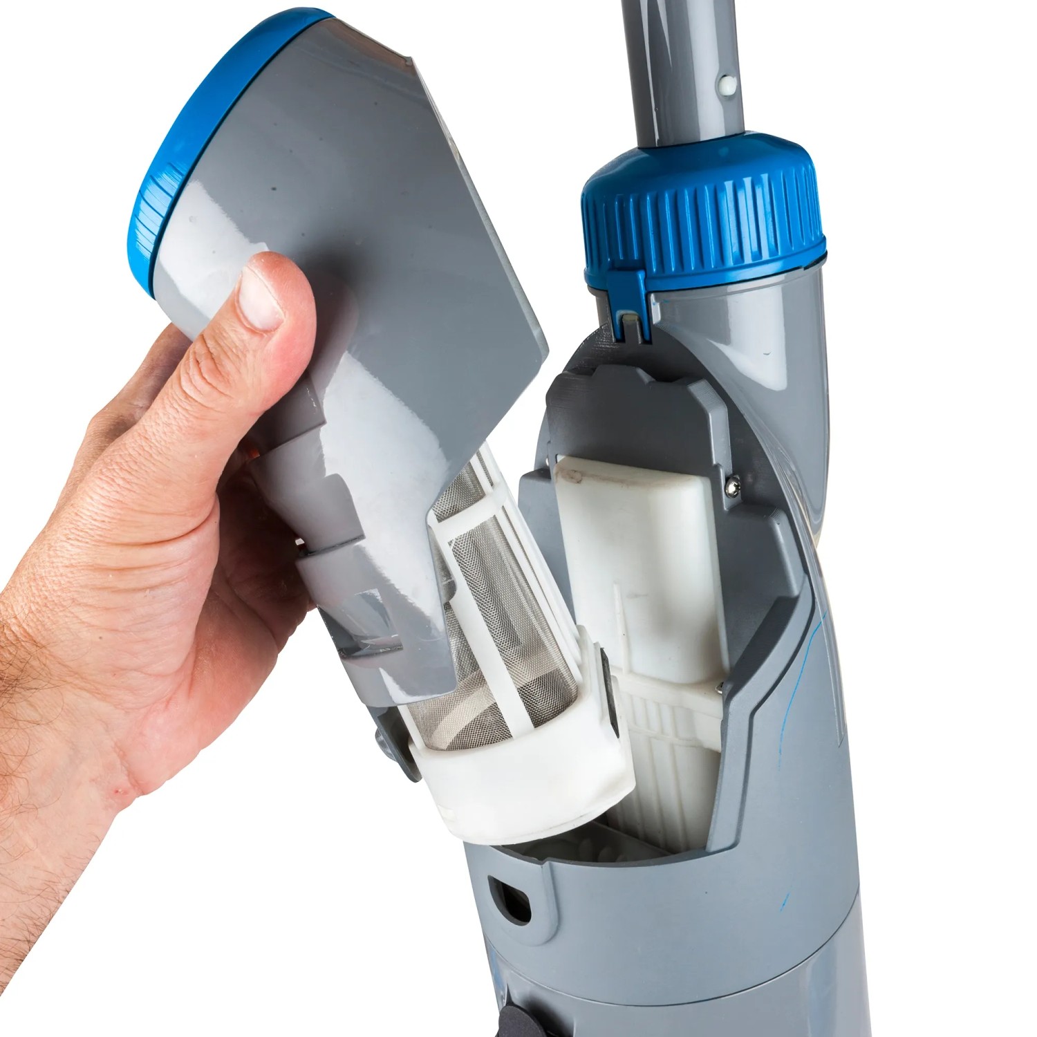 Gre Action Vac Poolsauger: Hand öffnet Filterbehälter zur Reinigung.
