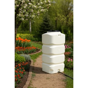 Quadratischer, weißer 750L KMND Wassertank aus Kunststoff im Garten.