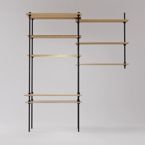 Ar Shelving Deco Set: Regal mit hellen Holzregalböden und schwarzem Metallgestell.