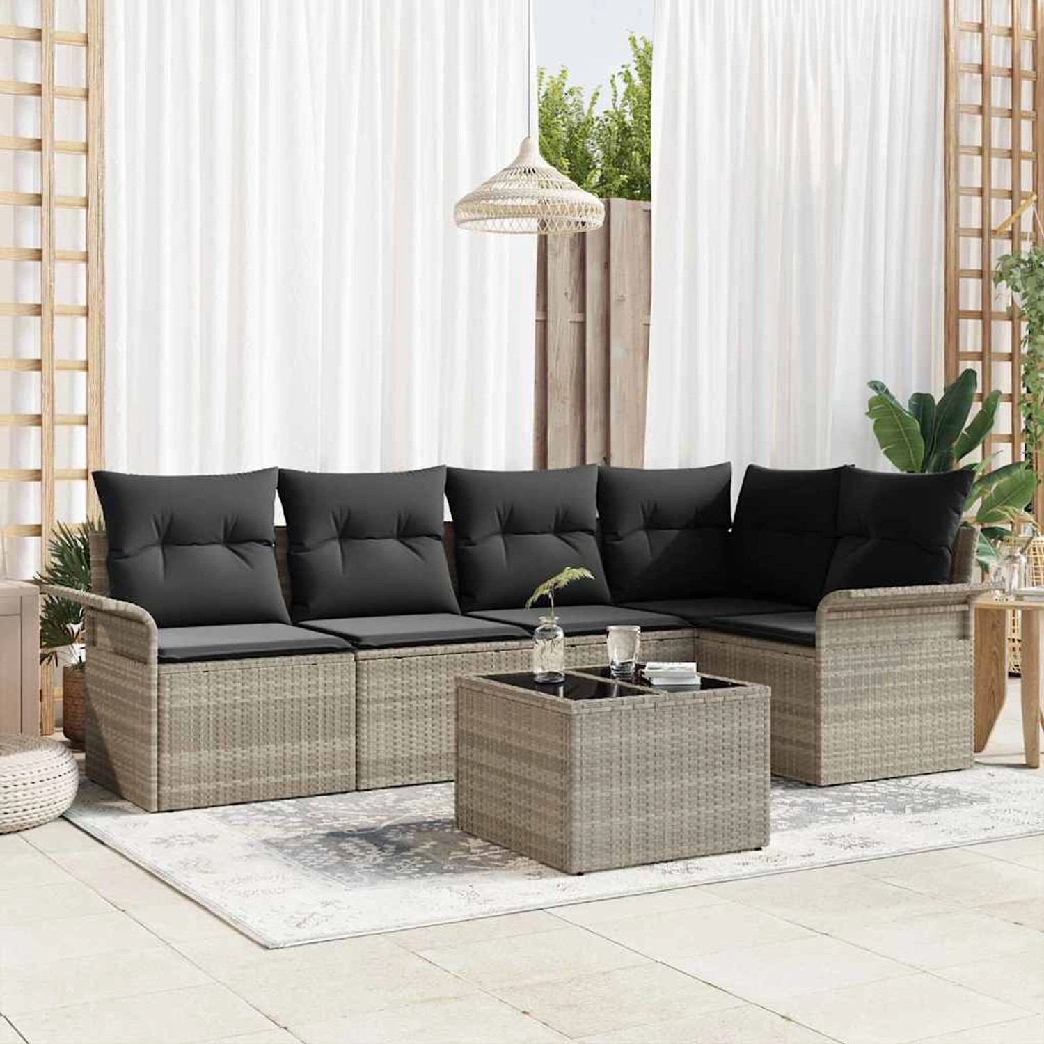 Hellgraues 6-teiliges Garten-Sofa-Set aus Poly Rattan mit Tisch und Kissen.