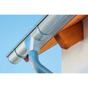 Sarei Multischutzgitter 120 mm am Dach, schützt vor Insekten und dient als Lüftung.