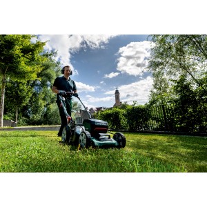 metabo Akku-Rasenmäher RM 36-18 LTX BL 46 im Einsatz auf einer Rasenfläche.