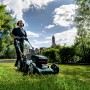 metabo Akku-Rasenmäher RM 36-18 LTX BL 46 im Einsatz auf einer Rasenfläche.