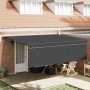 Anthrazitfarbene vidaXL Einziehbare Markise (450x350 cm) am Haus montiert.
