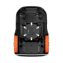 Unterseite des Segway Navimow i210E Mähroboters mit LiDAR, orangefarbenen Rädern und Mähwerk.