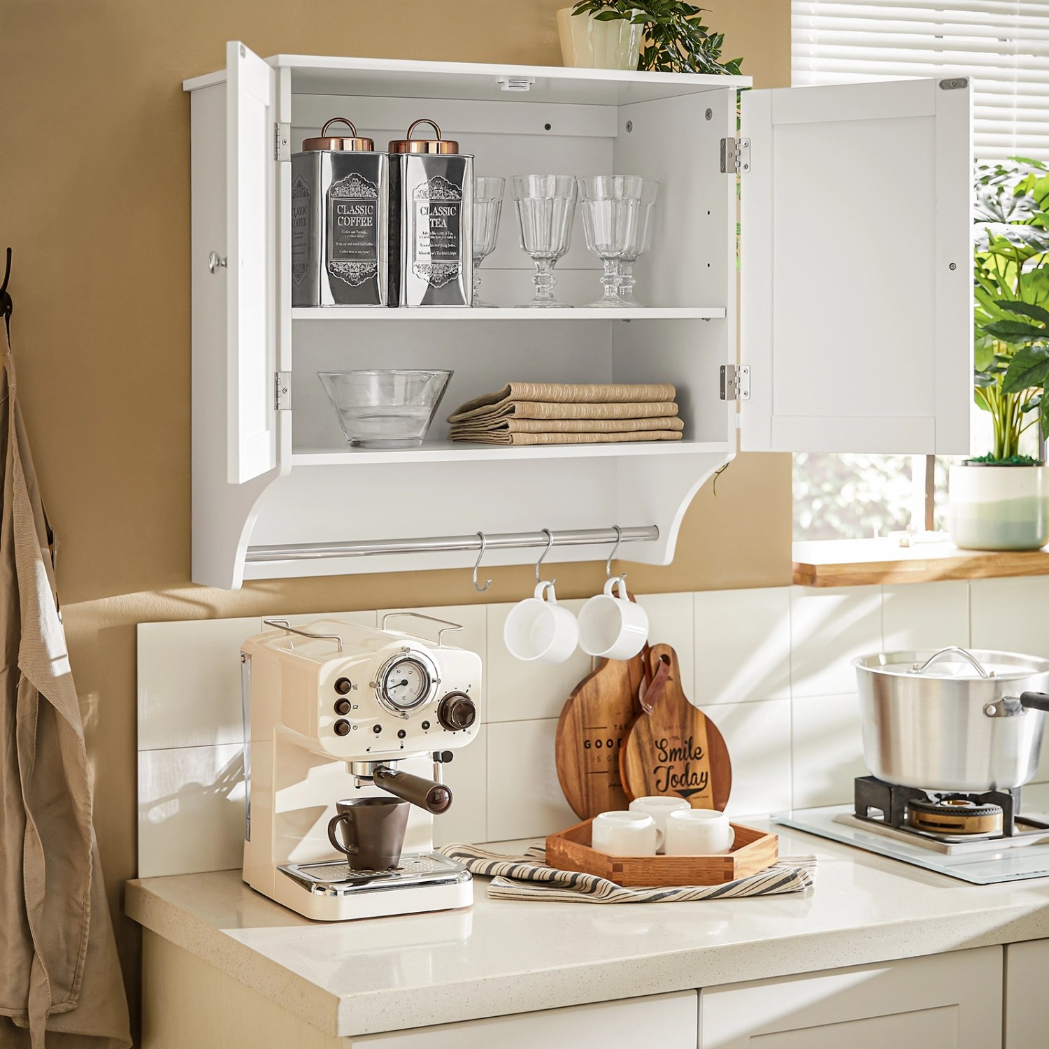 Weißer SoBuy Hängeschrank BZR84-W mit geöffneten Türen und Küchenutensilien.