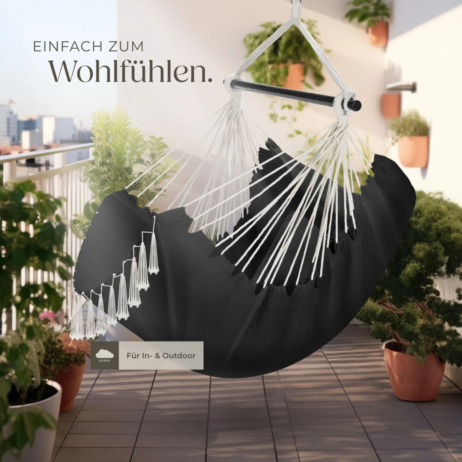 Schwarzer Tectake Hängesessel Malika mit Kissen, Bücherfach und Getränkehalter auf Balkon oder Terrasse.