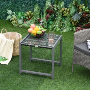 Quadratischer Outsunny Gartentisch mit grauem Metallrahmen, dunkler Hartglasplatte und Polyrattan-Geflecht.