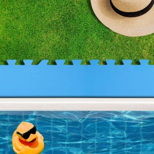Blaue, ineinandergreifende Poolunterlage auf Gras vor einem Pool mit Gummiente und Strohhut. Schützt den Poolboden.