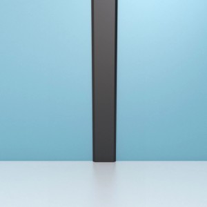 Aurlane Verbindungsprofil Schwarz aus Aluminium für Duschrückwände, montiert zwischen blauen Wandpaneelen.