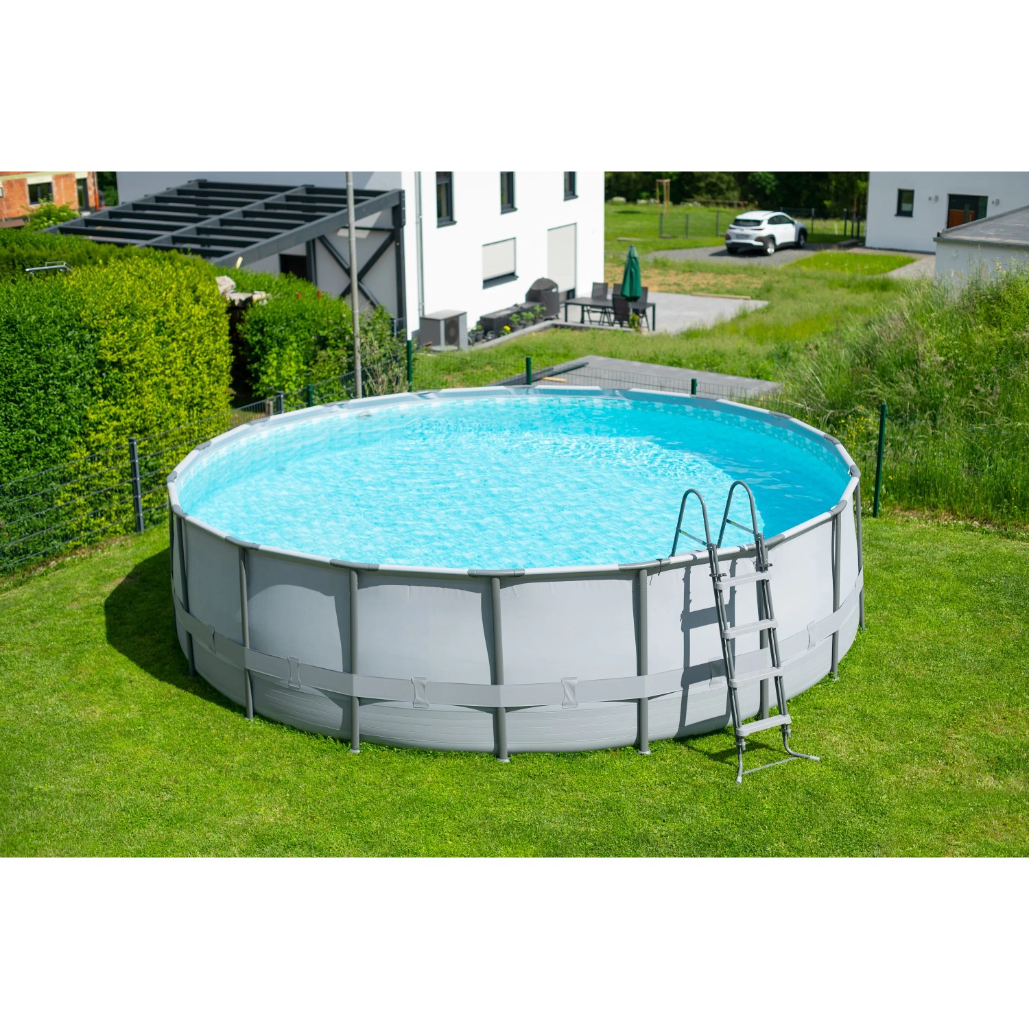 Summer Waves Rundpool Elite, anthrazit, Ø 549 cm. Stahlrahmenpool mit Leiter im Garten.