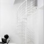 Weiße Minka Spindeltreppe Venezia, Ø 120 cm, mit Holzhandlauf und Edelstahl-Geländer.
