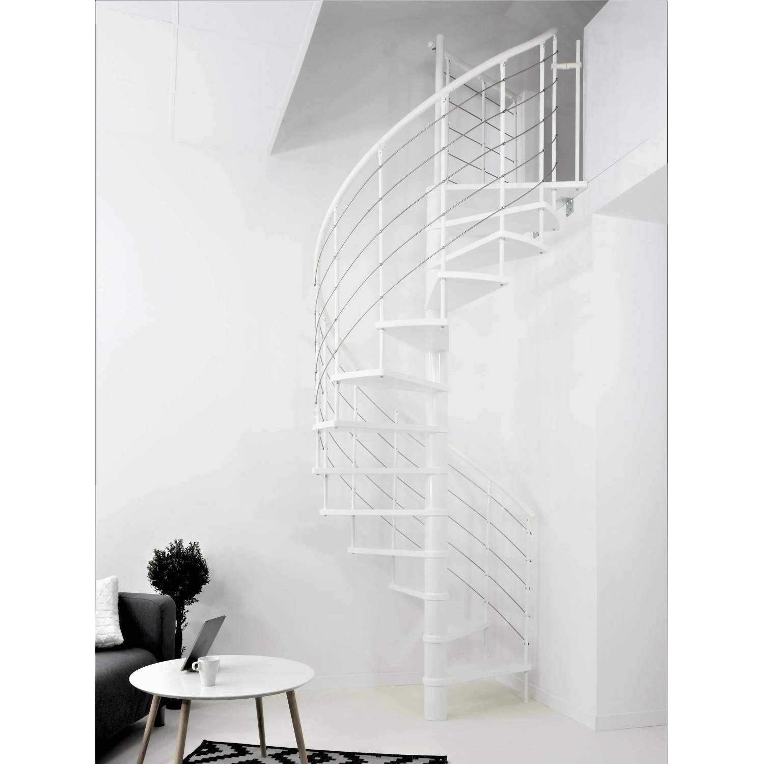 Weiße Minka Spindeltreppe Venezia, Ø 120 cm, mit Holzhandlauf und Edelstahl-Geländer.