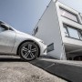 Terrasoft Bordsteinrampe XL im Einsatz: Auto fährt über Rampe auf Bordstein. Baugerät für leichteres Auffahren.
