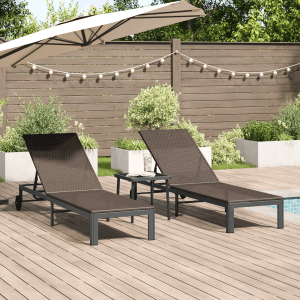 Braune vidaXL Sonnenliegen (2 Stk) aus Poly Rattan mit Rädern und Tisch für den Garten.